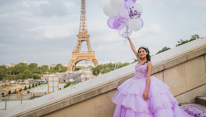 Joven quinceañera posando en una sesión de fotos en París con globos