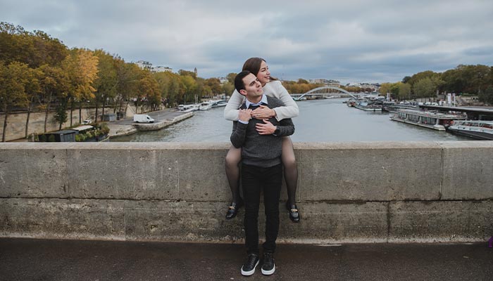 Pareja abrazada sobre el puente Iena en París