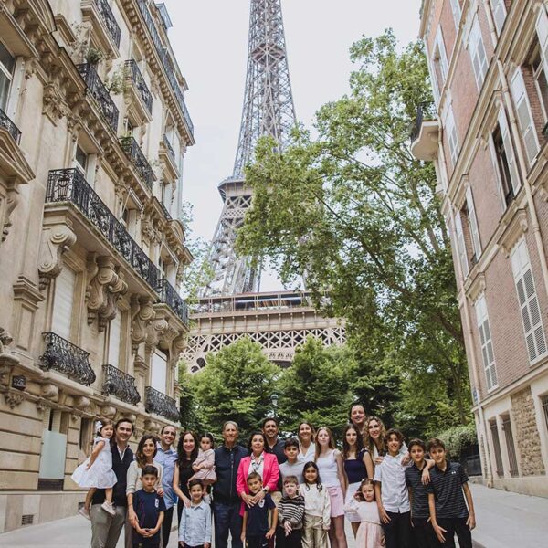 Sesión de fotos familiar frente a la Torre Eiffel en París. Family photoshoot in front of the Eiffel Tower in Paris.
