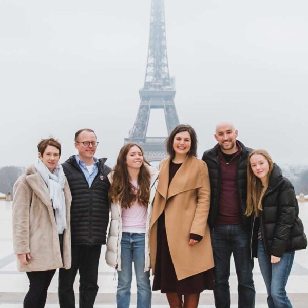 Sesión de fotos familiar frente a la Torre Eiffel en París. Family photoshoot in front of the Eiffel Tower in Paris.