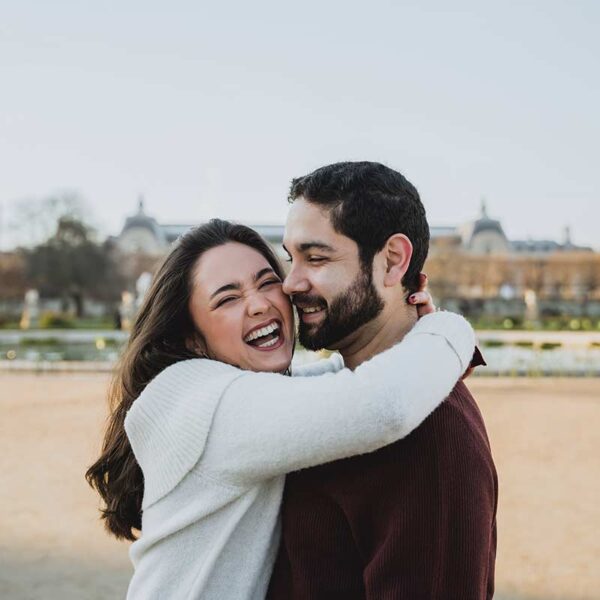 Sesión de fotos de pareja en los Jardines de las Tullerías en París. Couple photoshoot in the Tuileries Gardens in Paris.