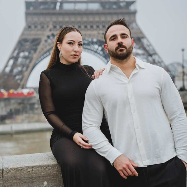 Sesión de fotos de pareja frente a la Torre Eiffel en París. Couple photoshoot in front of the Eiffel Tower in Paris.