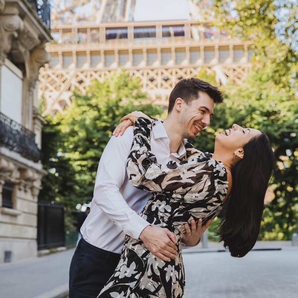 Sesión de fotos de pareja frente a la Torre Eiffel en París. Couple photoshoot in front of the Eiffel Tower in Paris.