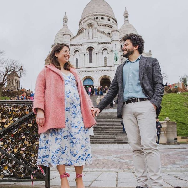 Sesión de fotos de pareja en Montmartre, París. Couple photoshoot in Montmartre, Paris.