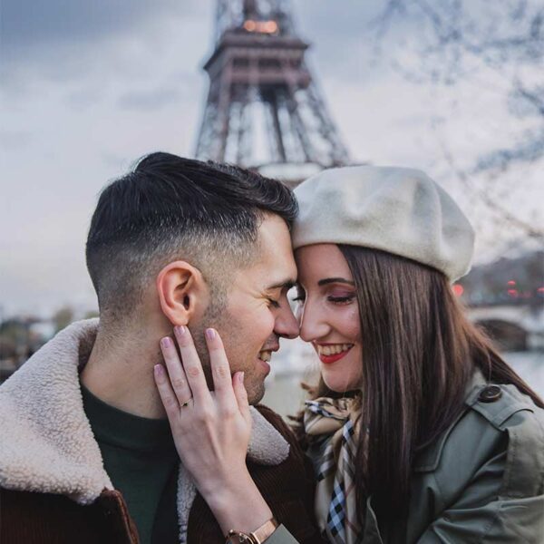 Sesión de fotos de pareja frente a la Torre Eiffel en París. Couple photoshoot in front of the Eiffel Tower in Paris.