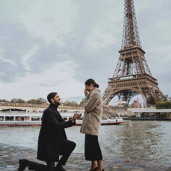 Propuesta de matrimonio al atardecer junto al río Sena en París. Proposal at sunset by the Seine River in Paris.