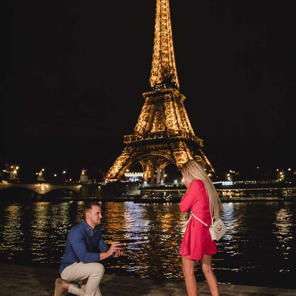Propuesta de matrimonio al atardecer junto al río Sena en París. Proposal at sunset by the Seine River in Paris.