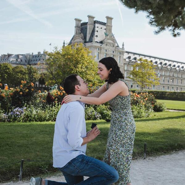 Propuesta de matrimonio en la mañana frente al museo del Louvre. Proposal at the morning by the Louvre Museum in Paris.