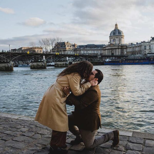 Propuesta de matrimonio en la tarde frente al puente de los candados en París. Proposal at the afternoon by the padlocks bridge in Paris.
