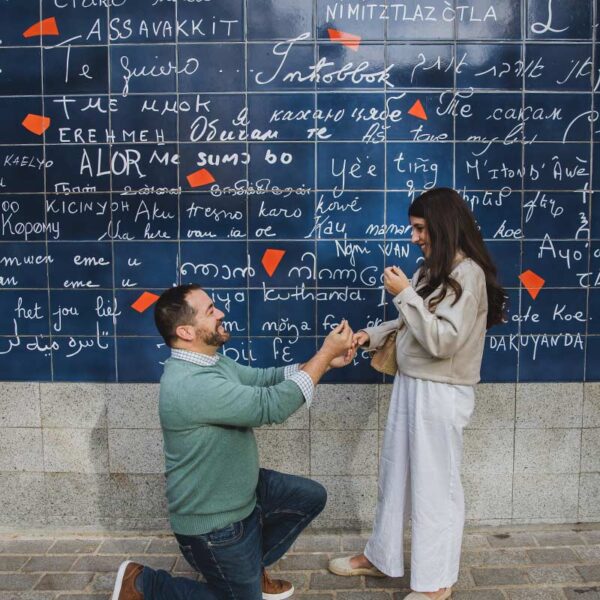 Propuesta de matrimonio frente al Muro de los Te Amo en Montmartre, París. Marriage proposal in front of the Wall of Love in Montmartre, Paris.