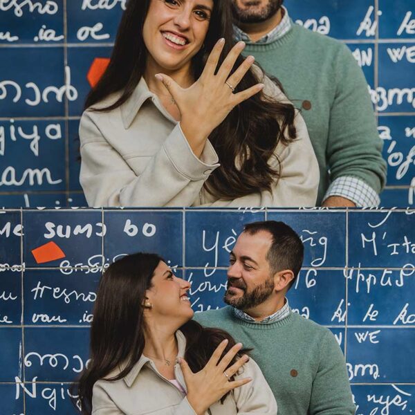 Propuesta de matrimonio frente al Muro de los Te Amo en Montmartre, París. Marriage proposal in front of the Wall of Love in Montmartre, Paris.
