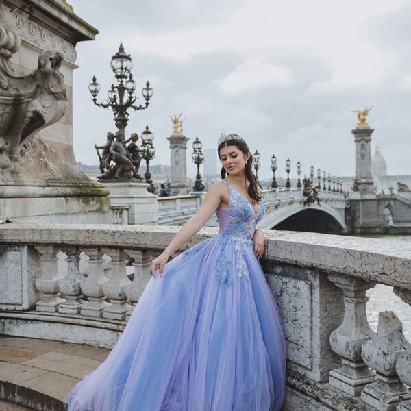 Sesión de fotos de quinceañera en el Puente Alejandro III con la Torre Eiffel de fondo en París. Quinceañera photoshoot on Pont Alexandre III with the Eiffel Tower in the background in Paris.