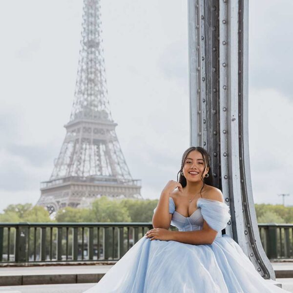 Sesión de fotos de quinceañera frente a la Torre Eiffel en París. Quinceañera photoshoot in front of the Eiffel Tower in Paris.