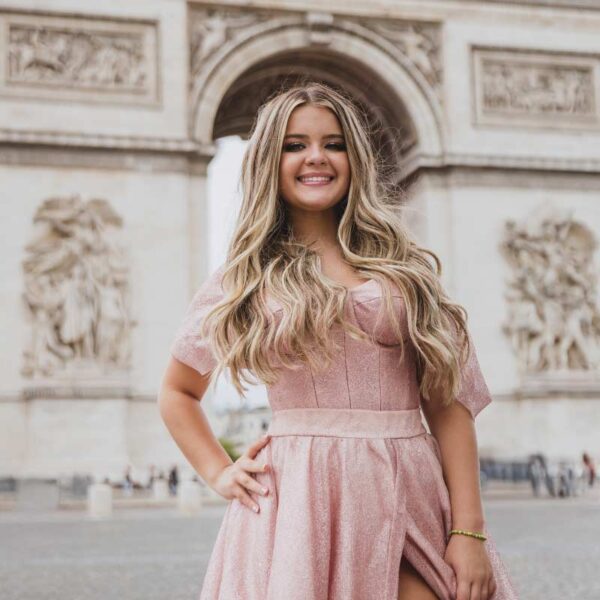 Sesión de fotos de quinceañera frente al Arco del Triunfo en París. Quinceañera photoshoot in front of the Arc de Triomphe in Paris.