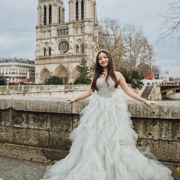 Sesión de fotos de quinceañera frente a la Catedral de Notre Dame en París. Quinceañera photoshoot in front of Notre Dame Cathedral in Paris.