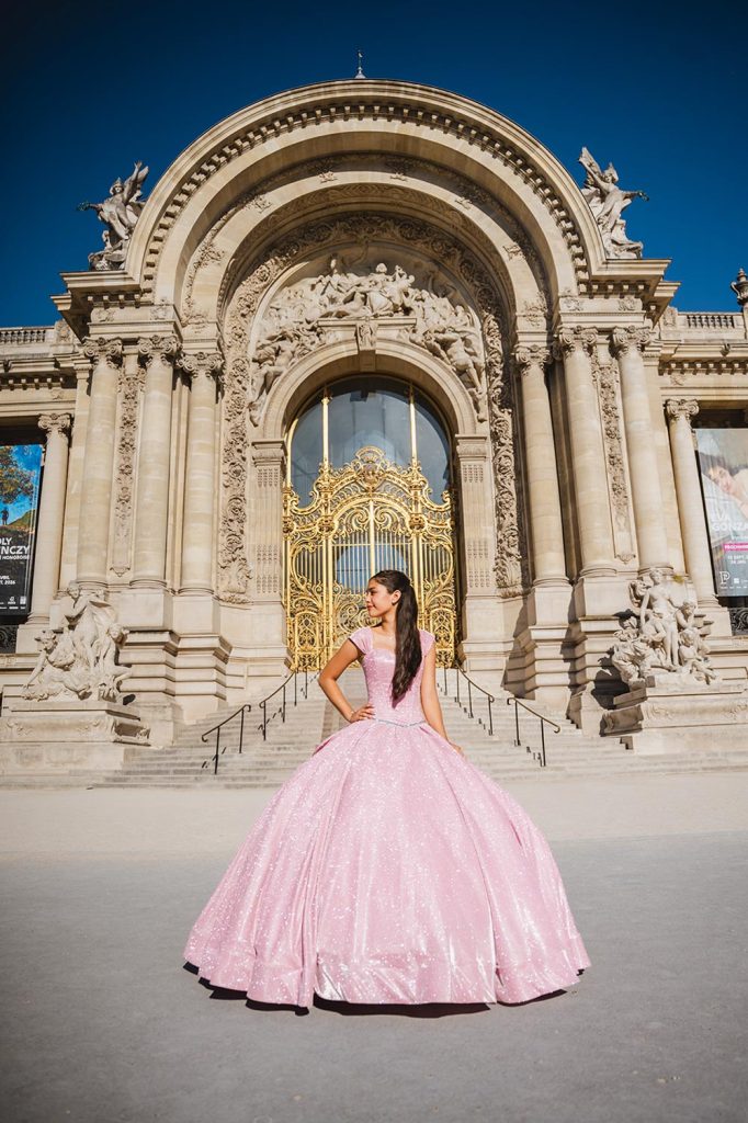 Quinceañera con vestido rosa brillante frente al Petit Palais en París / Quinceañera in a sparkling pink gown in front of the Petit Palais in Paris