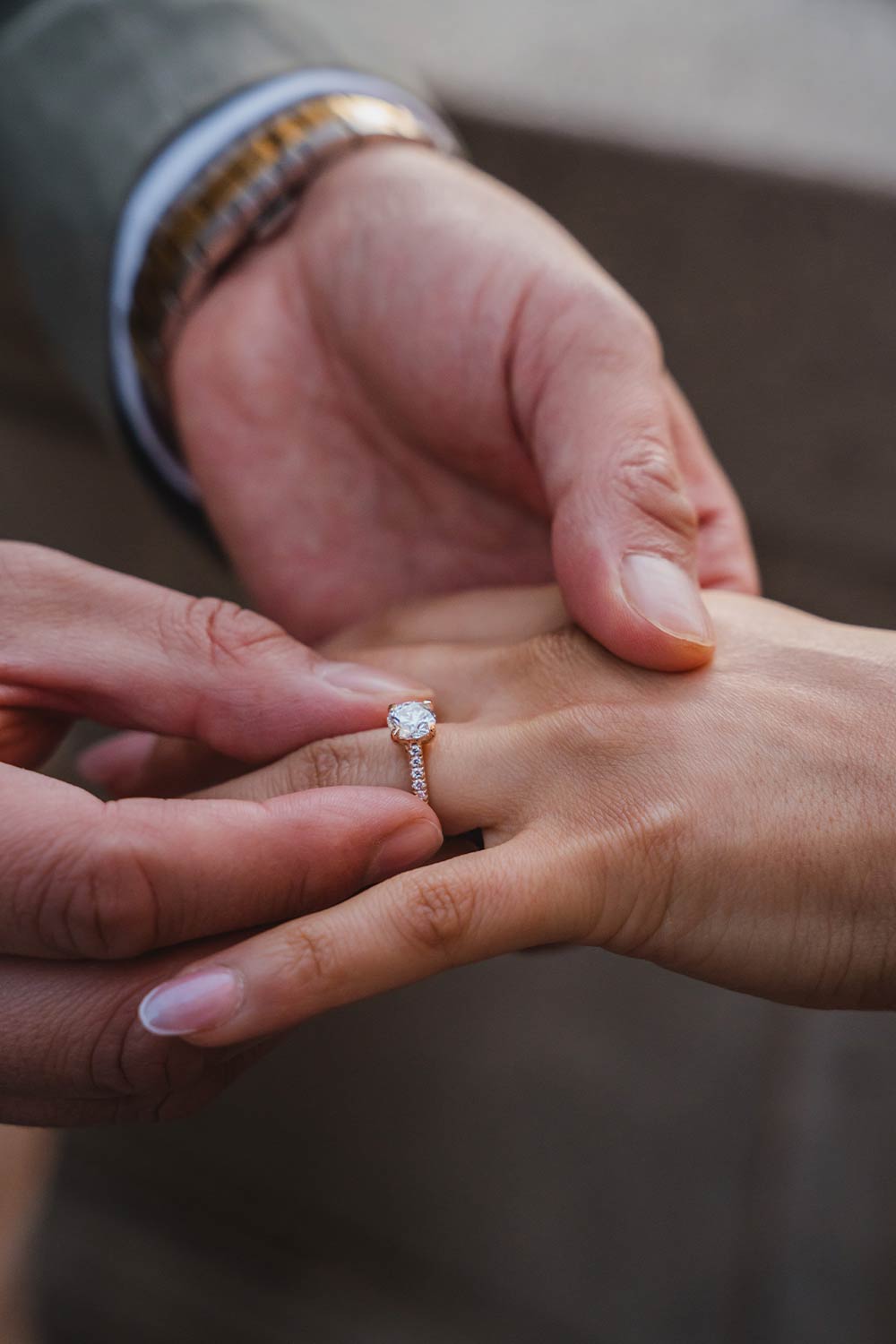 Propuesta-Matrimonio-Paris-Detalle-Anillo-Compromiso / Marriage-Proposal-Paris-Ring-Detail-Close-Up